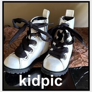 🖤kidpic🖤 Girls White Fashionista Boots with Black Laces ~ Sz 7T
